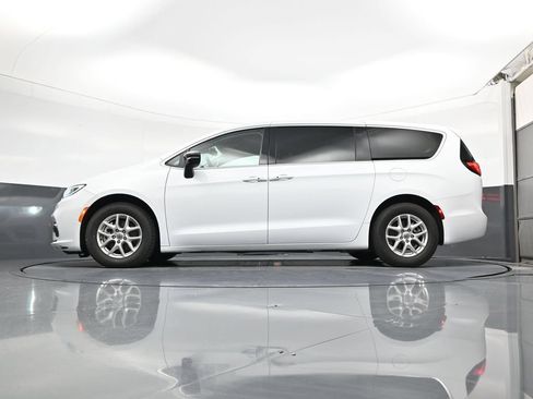 Used 2024 Chrysler Pacifica Touring-L FWD image 20