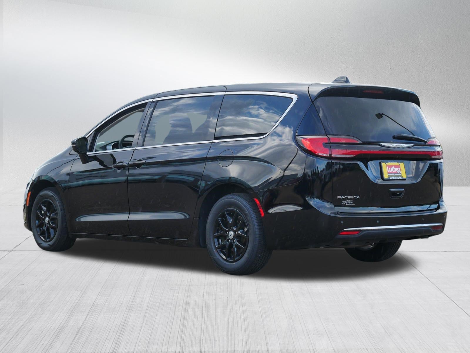 Used 2024 Chrysler Pacifica Touring-L FWD image 5