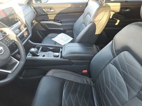 Used 2024 Nissan Pathfinder Platinum image 6