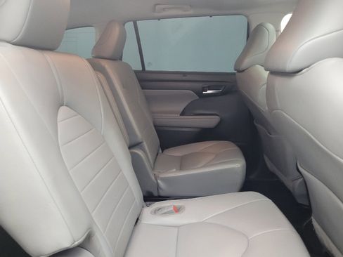 Used 2020 Toyota Highlander XLE image 19