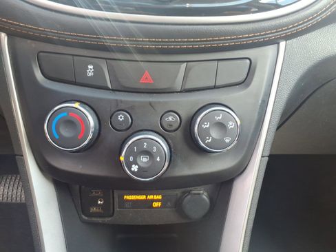 Used 2020 Chevrolet Trax LT w/ LT Convenience Package FWD image 18