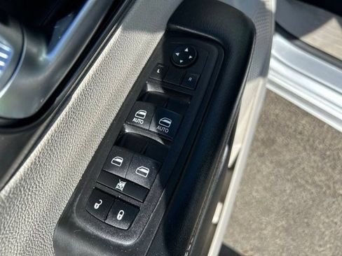 Used 2023 Chrysler Pacifica Touring-L FWD image 10