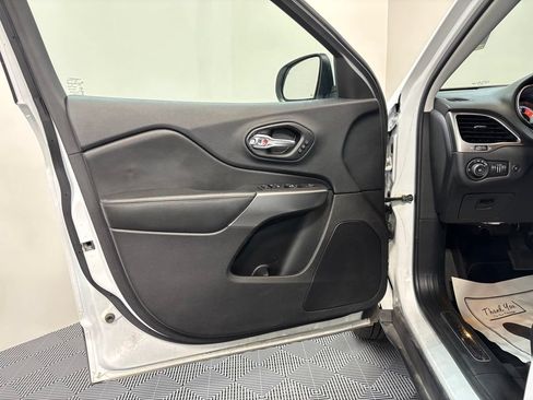 Used 2019 Jeep Cherokee Limited AWD/4WD image 10