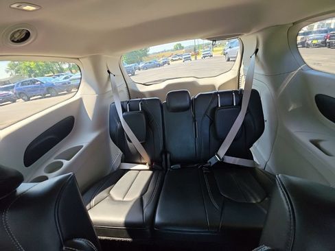 Used 2024 Chrysler Pacifica Limited FWD image 29