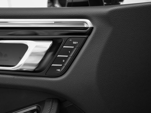 Certified 2025 Porsche Macan image 25