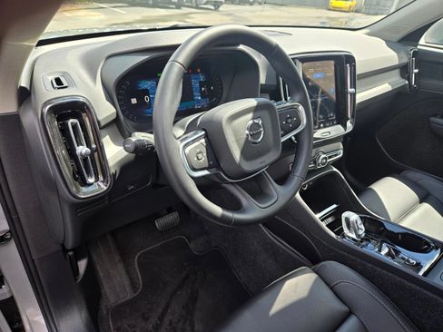 Certified 2025 Volvo XC40 B5 Plus AWD/4WD image 17