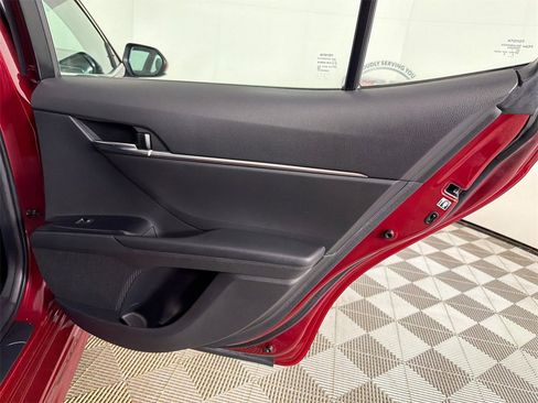 Used 2018 Toyota Camry SE image 16