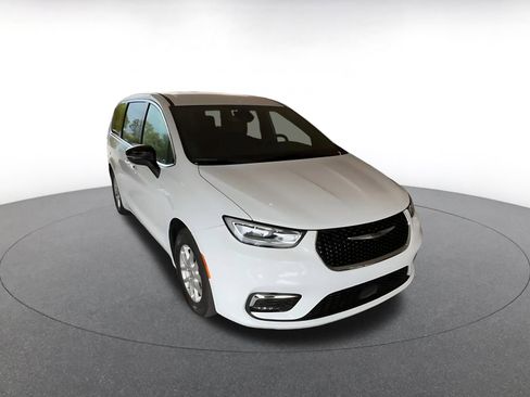 Used 2025 Chrysler Pacifica Select image 3