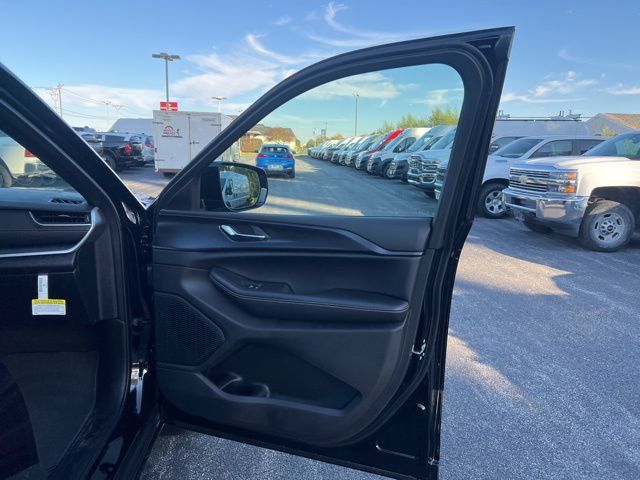 Used 2025 Jeep Grand Cherokee L Altitude AWD/4WD image 15