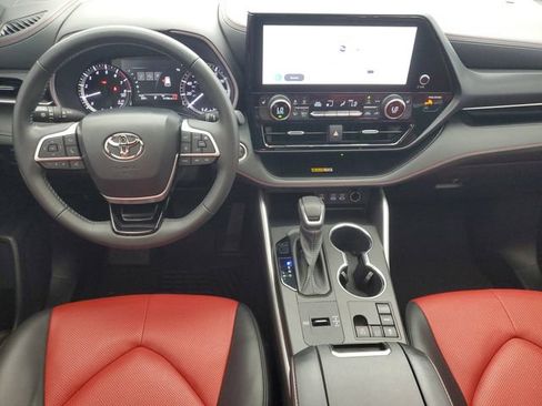 Used 2024 Toyota Highlander XSE FWD image 18
