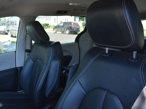 Used 2024 Chrysler Pacifica Touring-L FWD image 8