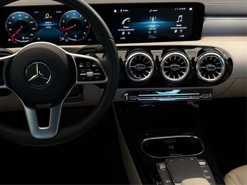 Used 2022 Mercedes-Benz CLA 250 4MATIC image 16