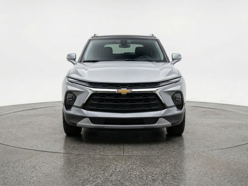 Used 2025 Chevrolet Blazer LT image 2