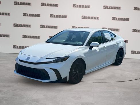 Used 2025 Toyota Camry SE w/ Convenience Package FWD image 1