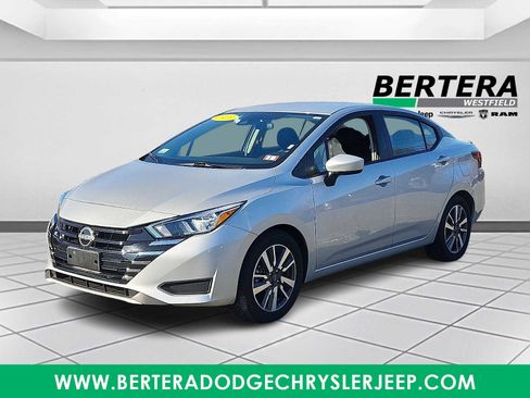 Used 2023 Nissan Versa SV image 3