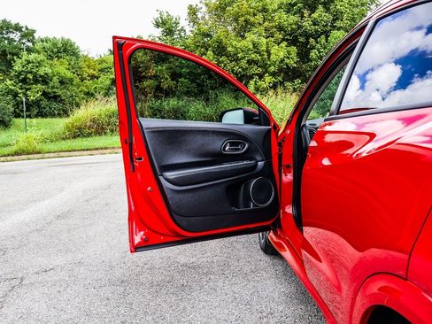 Used 2020 Honda HR-V Touring image 16