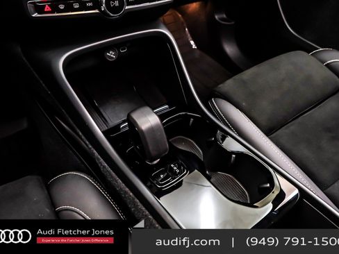 Used 2024 Volvo XC40 Recharge Ultimate image 6