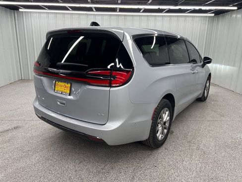 Used 2023 Chrysler Pacifica Touring-L image 6