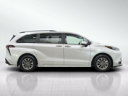 Used 2025 Toyota Sienna XLE w/ XLE Plus Package AWD/4WD image 6