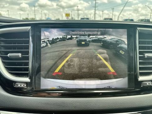 Used 2024 Chrysler Pacifica Touring-L FWD image 17