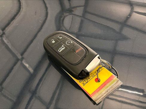 Used 2019 Jeep Cherokee Limited image 9