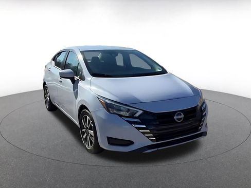 Used 2025 Nissan Versa SV image 3