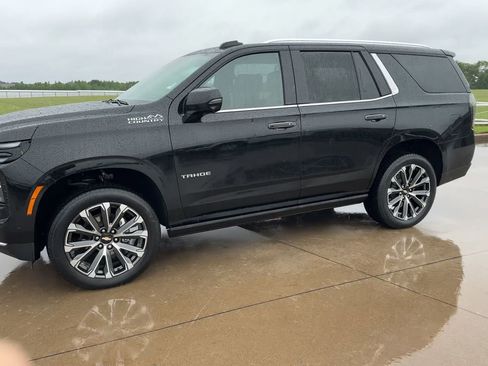 Used 2025 Chevrolet Tahoe High Country AWD/4WD image 4