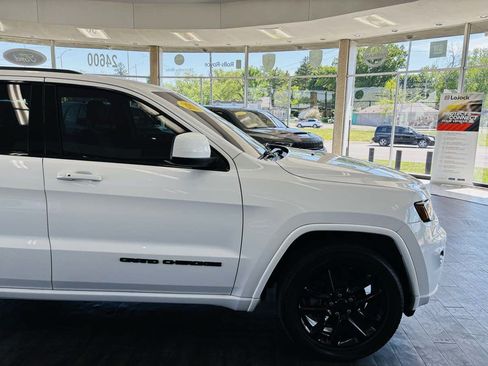 Used 2021 Jeep Grand Cherokee Laredo X AWD/4WD image 3
