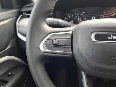 Used 2024 Jeep Compass Latitude image 14