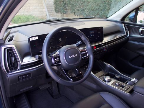 Used 2025 Kia Sorento EX AWD/4WD image 11