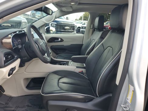 Used 2023 Chrysler Pacifica Limited w/ Uconnect Theater Family Group image 13