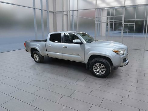 Used 2019 Toyota Tacoma SR5 AWD/4WD image 2
