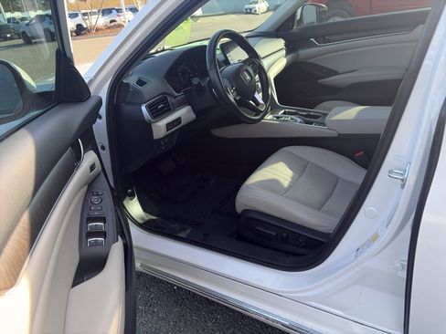 Used 2022 Honda Accord Touring image 4