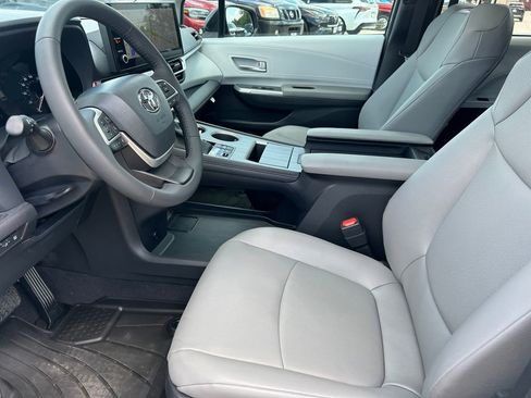 Used 2026 Toyota Sienna XLE FWD image 11