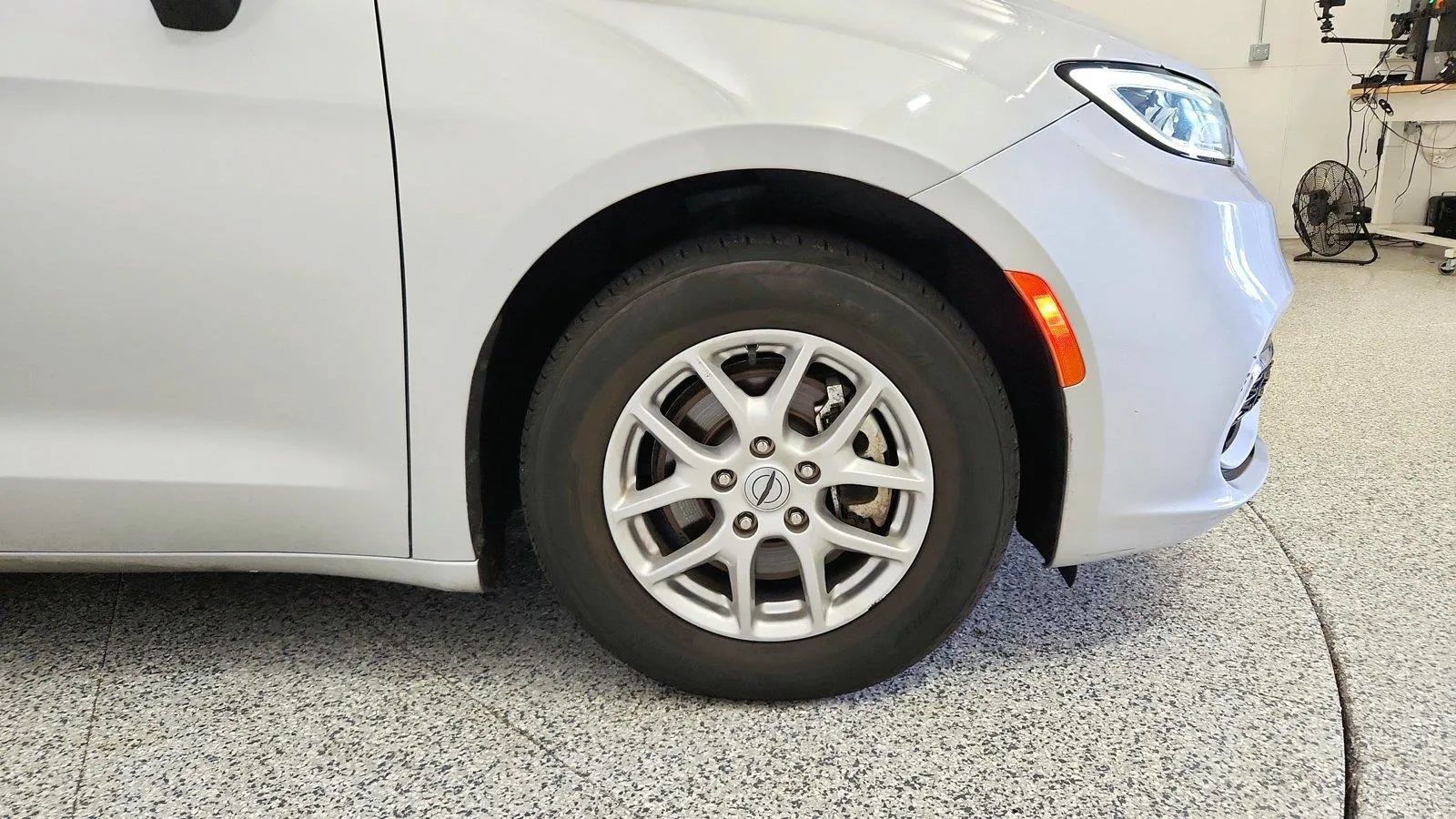 Used 2024 Chrysler Pacifica Touring-L FWD image 33