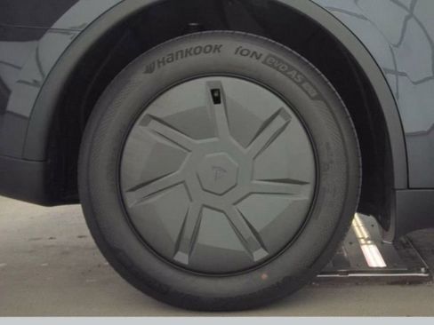 Used 2026 Tesla Model Y AWD image 23