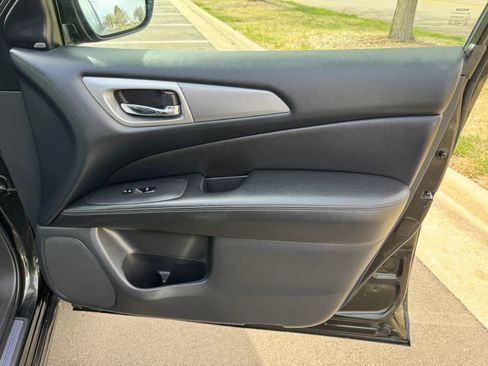 Used 2017 Nissan Pathfinder SL image 20