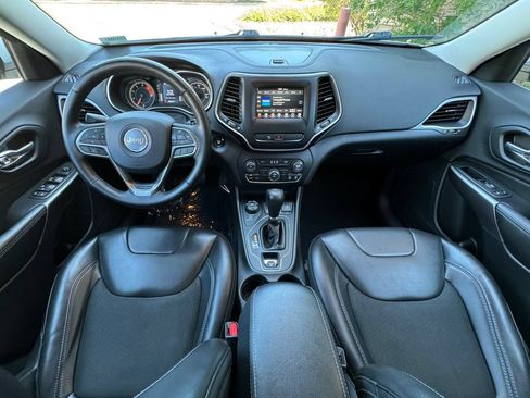 Used 2019 Jeep Cherokee Latitude Plus w/ Cold Weather Group AWD/4WD image 37