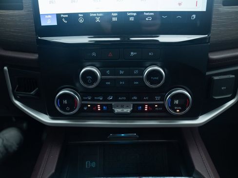 Used 2024 Ford Expedition Limited image 16