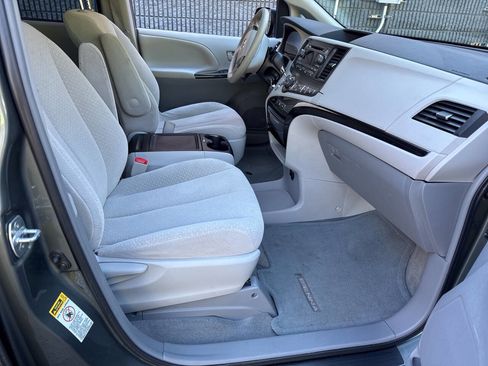 Used 2014 Toyota Sienna LE image 19