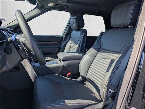 New 2025 Land Rover Discovery Dynamic SE image 4