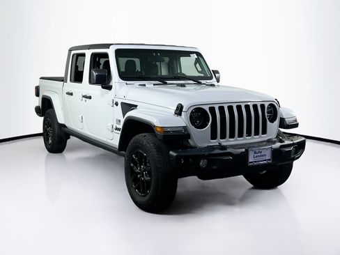 Used 2023 Jeep Gladiator Sport image 3