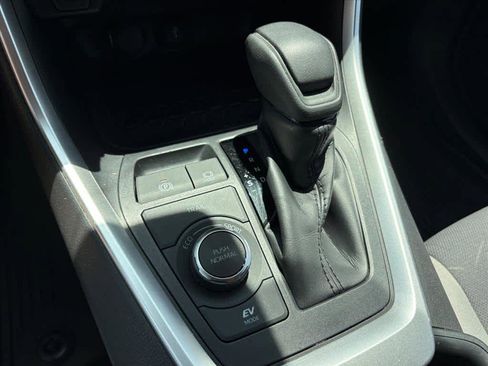 Used 2022 Toyota RAV4 XLE AWD/4WD image 19
