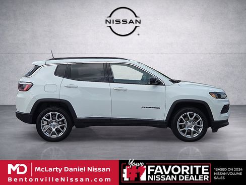 Used 2022 Jeep Compass Latitude AWD/4WD image 6