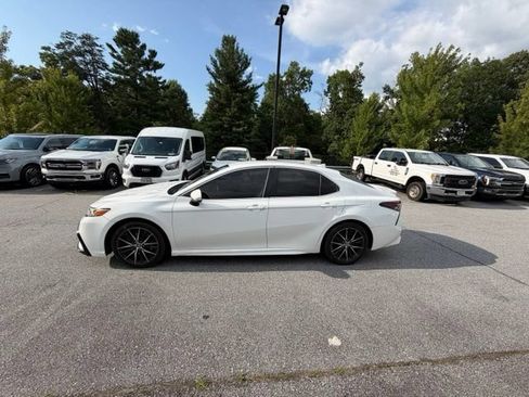 Used 2021 Toyota Camry SE FWD image 2
