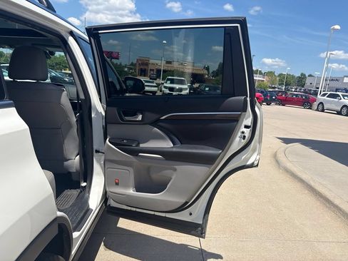 Used 2016 Toyota Highlander Limited Platinum w/ Protection Package #3 AWD/4WD image 33