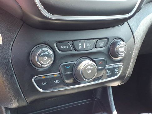 Used 2019 Jeep Cherokee Latitude w/ Popular Appearance Group FWD image 5
