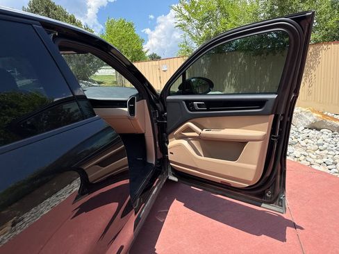 Used 2020 Porsche Cayenne AWD/4WD image 30