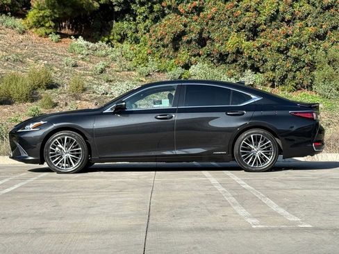 Certified 2022 Lexus ES 300h w/ Premium Package image 8
