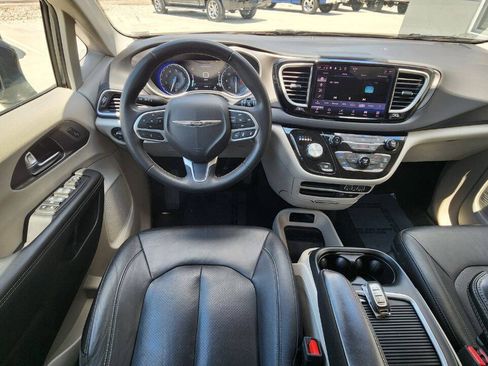 Used 2022 Chrysler Pacifica Touring-L FWD image 12